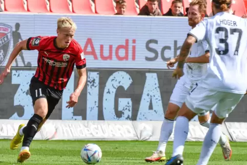 Machte das entscheidende Tor: Tobias Bech (am Ball). Rechts der Waldhöfer Marco Höger, der die Rote Karte sah. 