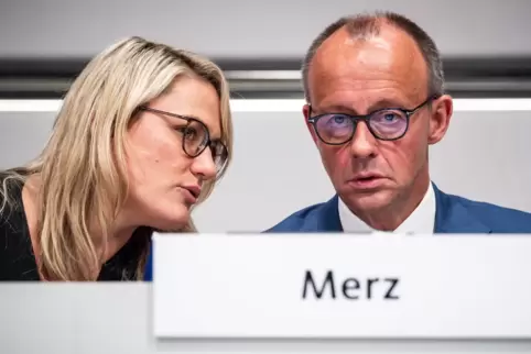 CDU-Chef Friedrich Merz und die neue stellvertretende Generalsekretärin Christina Stumpp auf dem CDU-Parteitag in Hannover.