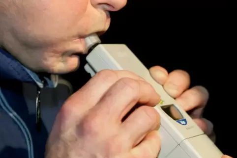 Ein 50-jähriger Autofahrer ist spätabends der Polizei aufgefallen. Alkohol am Steuer.