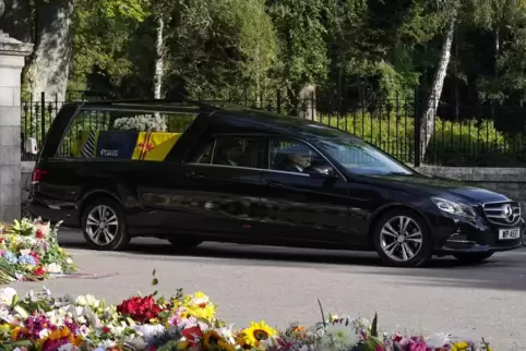 Der Leichenwagen mit dem Sarg von Königin Elizabeth II. verlässt Schloss Balmoral und beginnt seine Fahrt nach Edinburgh. 