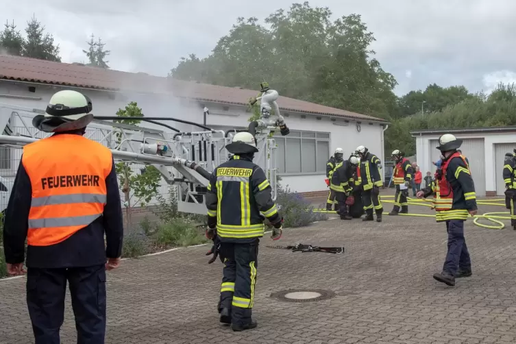 Viele Feuerwehrleute arbeiteten unter Atemschutz. 