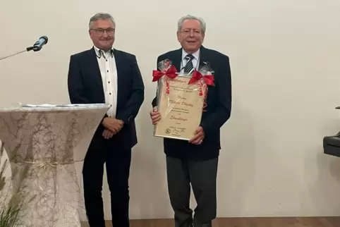 Vielfältig politisch und sozial engagiert: Der neue Ehrenbürger Richard Dörzapf (re.). Bürgermeister Reiner Hör gratuliert. 
