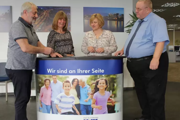 VdK-Kreisvorsitzender Uwe Bentz (rechts) in der Gesch&auml;ftsstelle. 