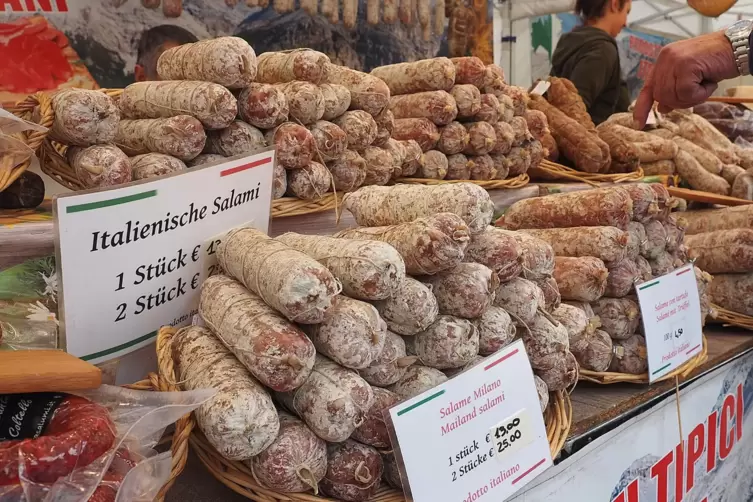An einem Stand auf dem Alexanderplatz haben Diebe von italienischen Händler Salami geklaut. 