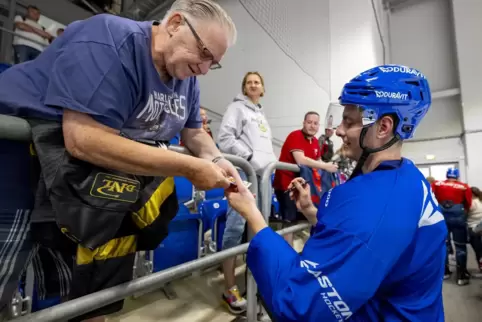 Auch bei den Autogrammjgern beliebt: Stefan Loibl, in Graz als wertvollster Spieler ausgezeichnet. 