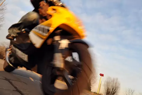 Der junge Mann gab bei der Unfallgegnerin an, dass sein Roller zu schnell fahre. 