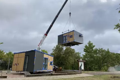 Die Minihäuser sind jeweils acht Tonnen schwer. 
