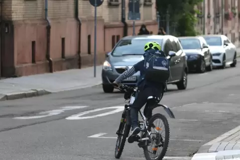 Eltern aus der Landauer Südstadt sehen einige Gefahrenstellen für Schüler, die mit dem Rad zur Schule fahren.