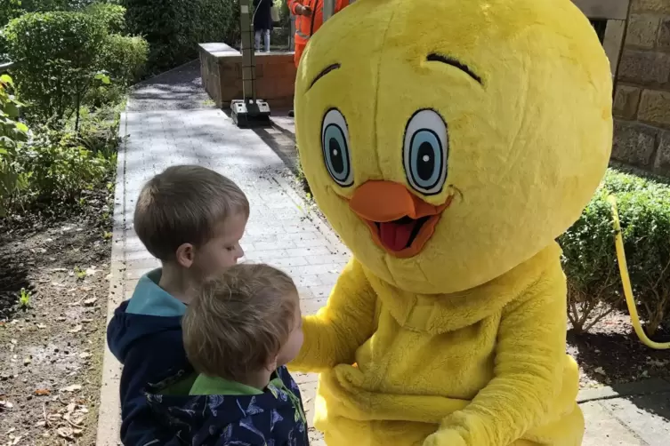 Funny auf Augenh&ouml;he mit ihren kleinen Fans.