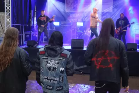 Tapfer, tapfer: die Band Christmas und die Hörer trotzen dem Wetter.