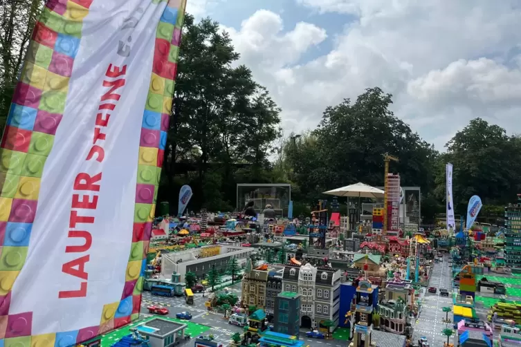 Vielf&auml;ltig, bunt und detailreich: Die Lego-Stadt in G&uuml;nzburg, an der die Mitglieder des Vereins Lauter Steine mitgearbeitet habe