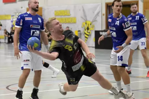 Aaron Schleidweiler trifft hier in der ersten Halbzeit zum 13:13 für die VTV Mundenheim gegen die HSG Pohlheim.