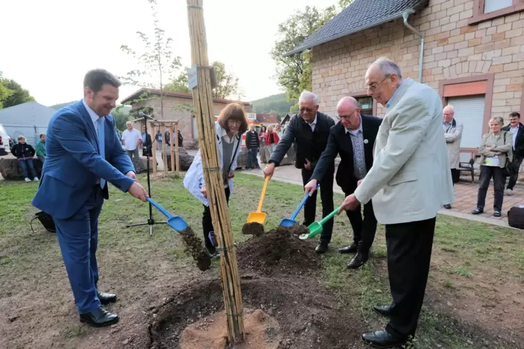 Pflanzten den Baum des Jahres, von links: Bürgermeister Frank Rüttger, Roswitha Mayer-Karl, Manfred Guth, Altleiningens Ortsbürg