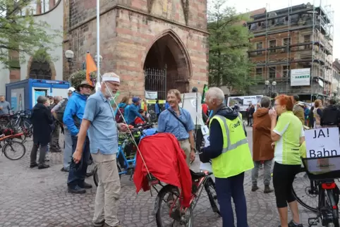 . Die Demonstranten waren in Kleingruppen mit dem Fahrrad angereist. 