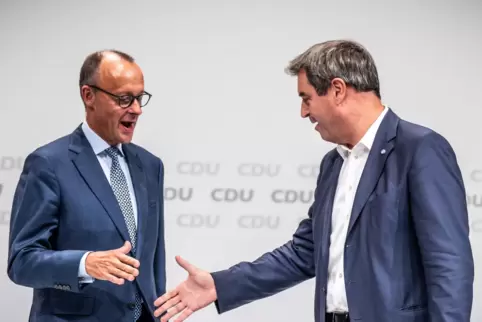 Hand drauf: Friedrich Merz und Markus Söder in Hannover.