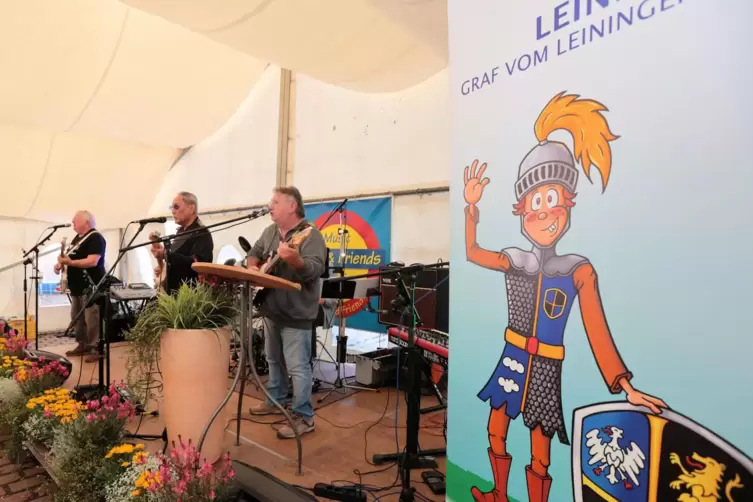 Beim ersten Verbandsgemeindefest Leiningerland sorgten Ricky & Friends für Unterhaltung, rechts: VG-Maskottchen Leini. 