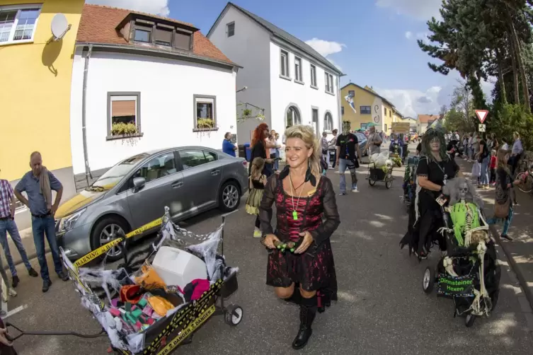 D&uuml;rfen auch nicht fehlen: die Dirmsteiner Hexen.