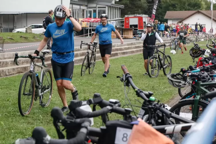 Vom Becken geht’s aufs Rad und weiter in die Laufschuhe: Der Rockie-Man begeisterte am Samstag 132 Teilnehmer, trotz wechselhaft