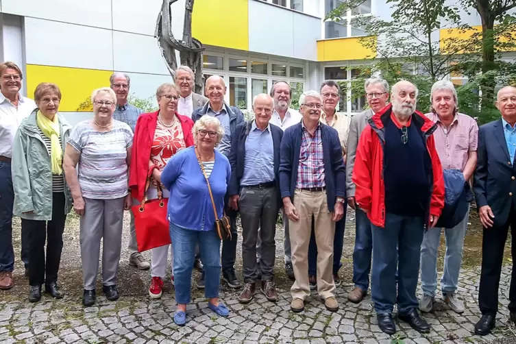 50 Jahre danach: 16 ehemalige Abiturienten des FMSG.