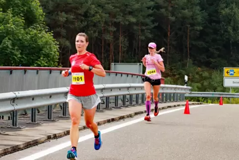 Die Halbmarathon-Gewinnerin Daniela Wagner (vorn) vom TuS Heltersberg läuft, verfolgt von der Zweitplatzierten, Nina Spiegel aus