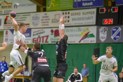  Jan Gerbershagen zieht zwei Mann auf sich, rechts wartet Joshua Albert. 