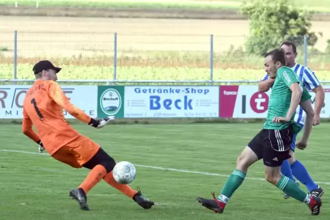 Das 2:0 für Stetten ist unterwegs. Bolandens Tormann Maximilian Janßen kann Thilo Daniel Opper nicht mehr aufhalten.