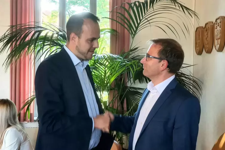 Dank für einen immer fairen Wahlkampf: Der unterlegene Kandidat Jochen Werle (rechts) gratuliert dem künftigen Bürgermeister der