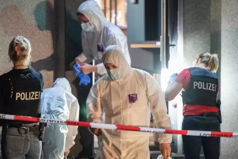  Polizisten sichern Spuren an einer Bar in Offenbach am Main. Zuvor war hier eine Person durch einen Schuss tödlich verletzt wor