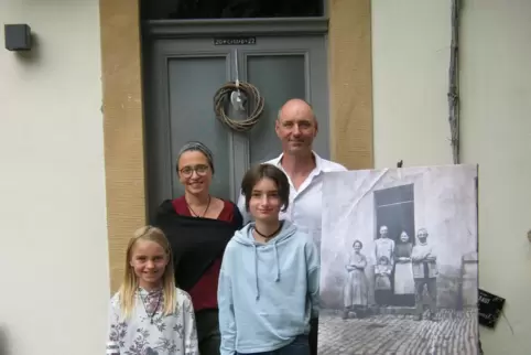 Die neuen und die alten Besitzer: Manuela Glöckner und Claus Hoffmann und ihre Töchter Carlotta und Pauline mit einem Foto aus f