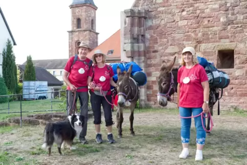 In Hornbach endete die Wanderung auf dem Jakobsweg. Von links: Helmut Drumm mit Hund Emil, Silvia Drumm-Karn mit Esel Fritz und 