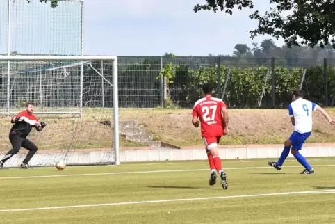 Auch der zweite Elfmeter für den FV Freinsheim II sitzt. Domenico Perna (rechts) überwindet VT-Keeper Daniel Kettenmann. 