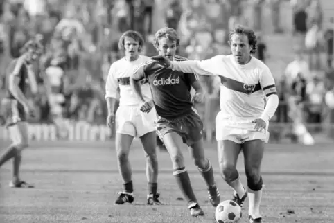 Buffy Ettmayer, verfolgt von Bayern-Ass Rainer Zobel. 