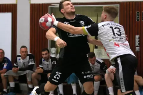 Kein Durchkommen: Torben Waldgenbach vom TuS Dansenberg (links) wird in Hanau ausgebremst. 