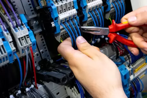 Arbeiten an einem Stromkasten. Die Auftragsbücher vieler Elektrobetriebe sind voll, Neukunden bleiben auf der Strecke. 