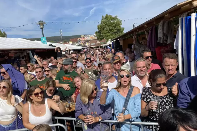 Gute Stimmung beim Literarischen Frühschoppen: Einige der Fans sind zu diesem Zeitpunkt schon seit über sechs Stunden vor Ort. Gute Stimmung beim Literarischen Frühschoppen: Einige der Fans sind zu diesem Zeitpunkt schon seit über sechs Stunden vor Ort.