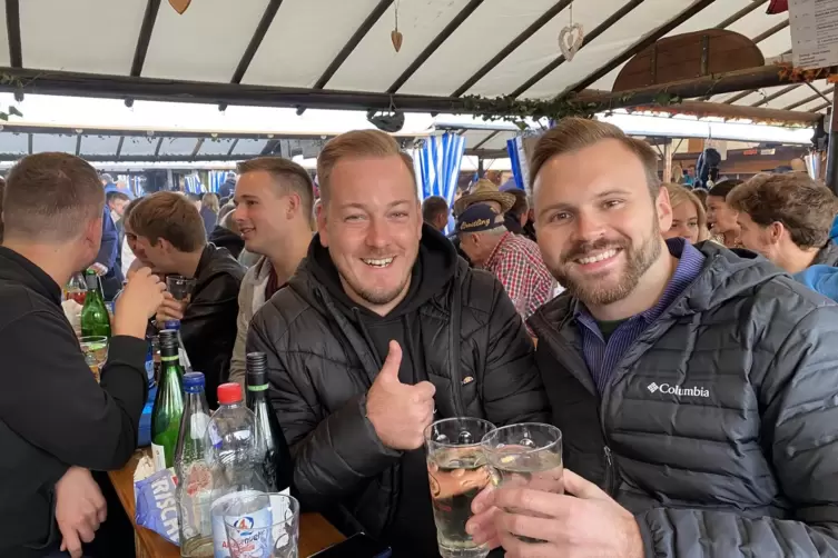 Patrick Weisenburger (links) und Fabian Hubach sind nach eigener Aussage um 4.12 Uhr auf dem Wurstmarkt angekommen. 
