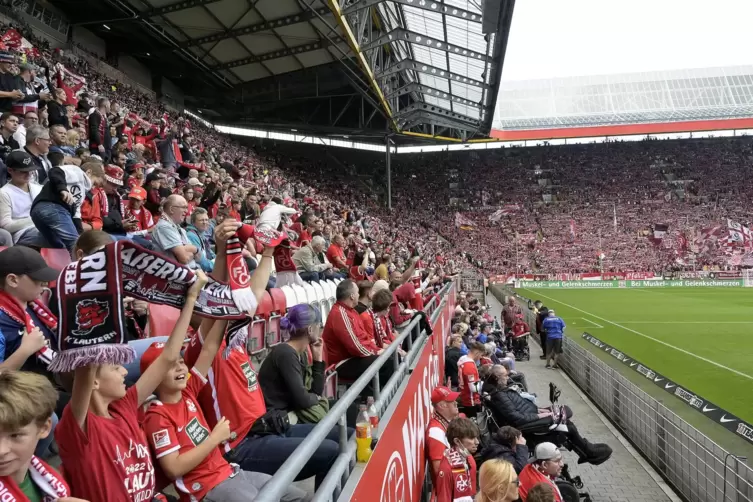 Die Zuschauer im Fritz-Walter-Stadion erlebten am Sonntag einen echten Fußball-Krimi. „Gutes erstes Spiel, Benni“, lautete eine 