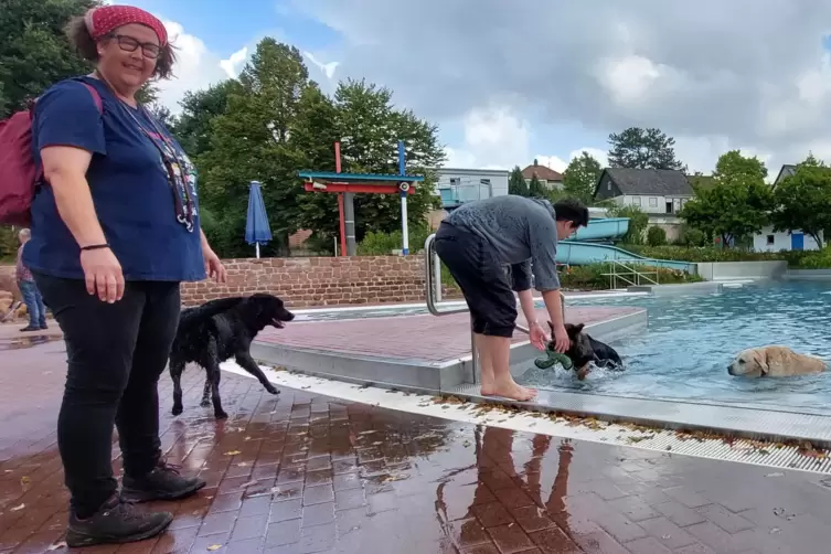  Isabel Asal lässt ihren Hund Barney ins Wasser. David Brücks Vierbeiner Kalle ist schon längst im kühlen Nass.