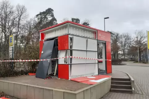 Im Dezember 2021 wurde in Herxheim in der Südpfalz ein Automat der Sparkasse gesprengt. 