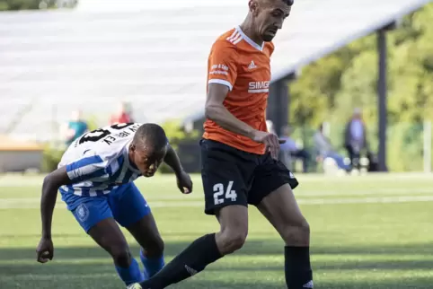 Sergen Tok vom TuS Hohenecken entwischt Ousmane Diallo vom TSV Gau-Odernheim.