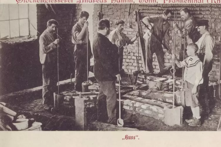 Eine Serie von Ansichtskarten demonstriert den Produktionsprozess in der Glockengießerei Hamm. Hier der Guss. 