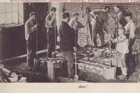 Eine Serie von Ansichtskarten demonstriert den Produktionsprozess in der Glockengießerei Hamm. Hier der Guss. 