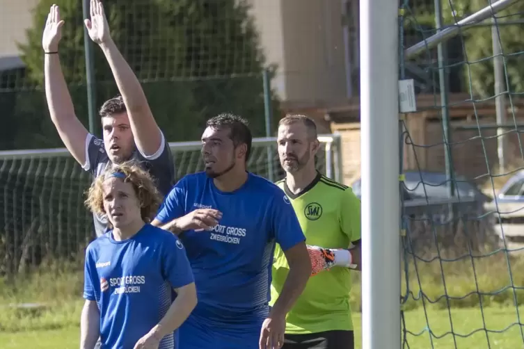 SVN-Torwart Hans Bodmer (rechts) griff im Spiel gegen Wattweiler kein zweites Mal hinter sich.