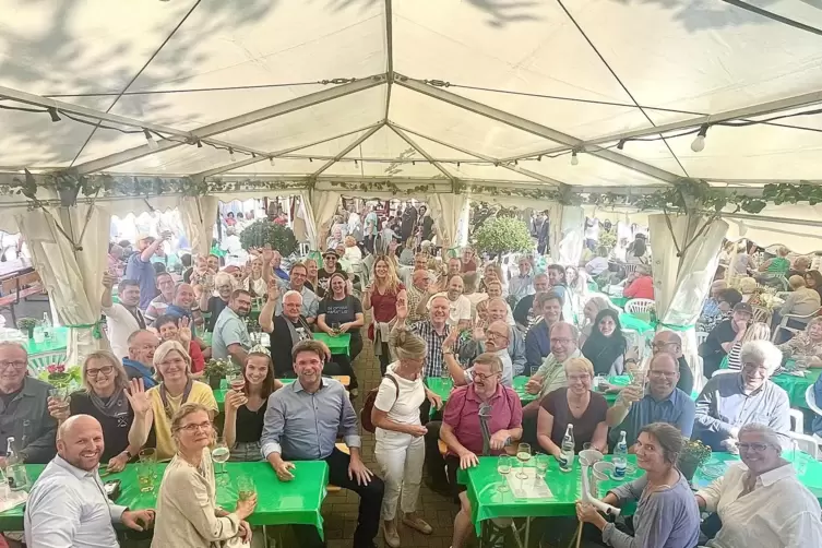 RHEINPFALZ-Treff auf dem Wurstmarkt: dieses Mal im neuen Weindorf-Zelt der Lebenshilfe. 