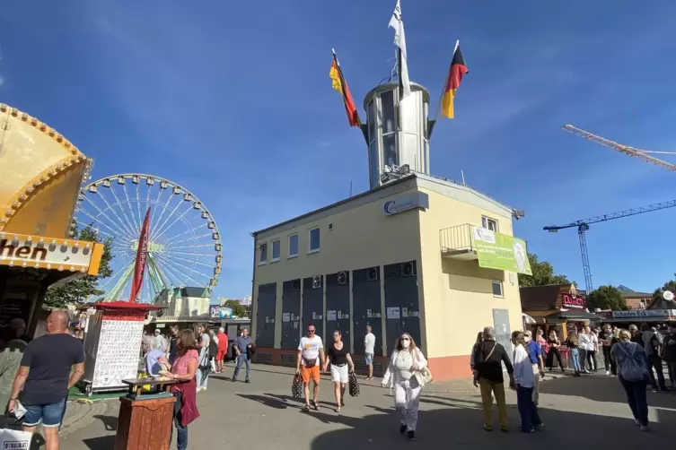 Die Trafostation: Ohne sie w&auml;re es auf dem Platz dunkel. 
