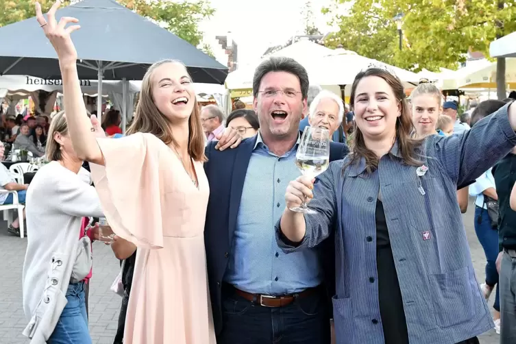 Thronfolge: Lea Baßler (links) hat das Krönchen an Karolin Ott weitergegeben. 