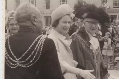 Mit dem Bürgermeister von Plymouth mischte sich Queen Elisabeth II 1962 unters Volk. 