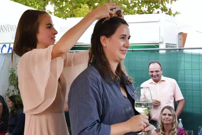 Drei Jahre trug Lea Baßler das Krönchen, seit Montagabend ist Karolin Ott im Amt. Drei Jahre trug Lea Baßler das Krönchen, seit Montagabend ist Karolin Ott im Amt.