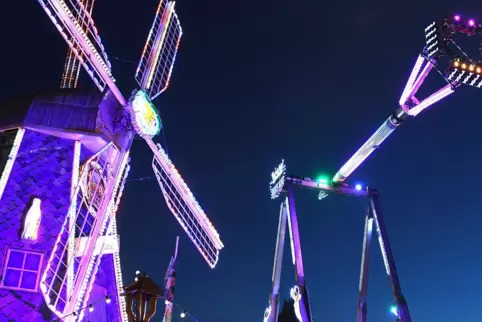 iele bunte Lichter prägen das Bild auf dem Platz in der Dunkelheit. Die meisten sind LEDs.