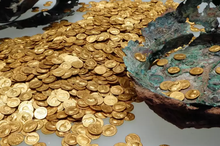 2518 Goldmünzen und ein zertrümmertes Bronzegefäß: der Trierer Goldschatz.